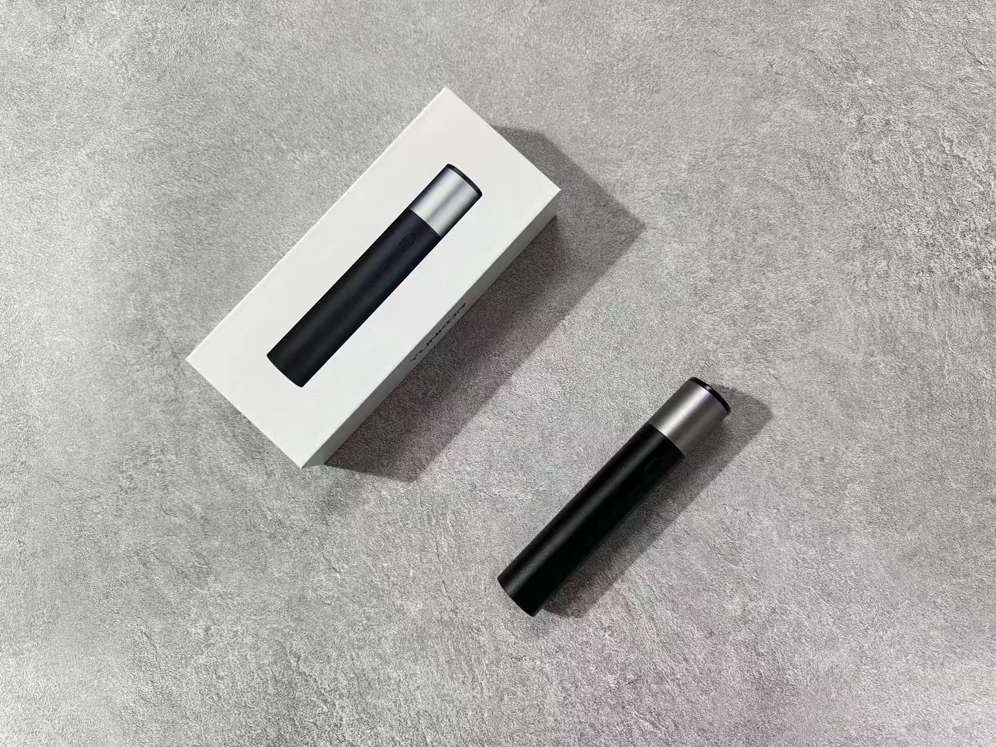 K58灰色迷你防身手电:20000V超高压电击+CREE高亮爆闪 1。 K58灰色迷你防身电击手电筒全套展示-14厘米口袋级高压防护器材