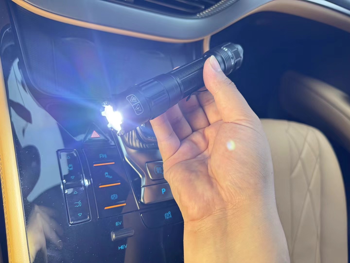 You are currently viewing 防身避坑指南：W-01电击手电深度测评与选购教学